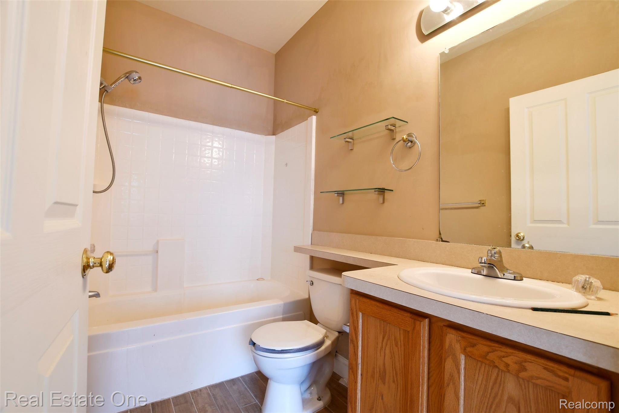 20281 Rodeo Court Southfield, MI 48075 - Photo 11 of 13 Master Bathroom.jpg