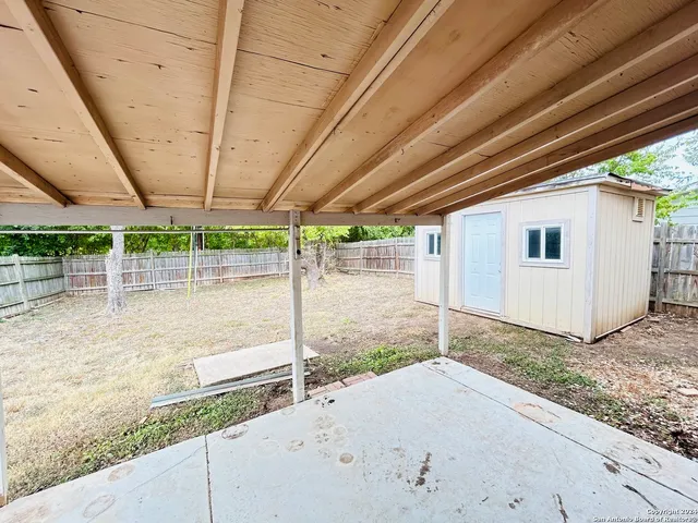 a view of a backyard