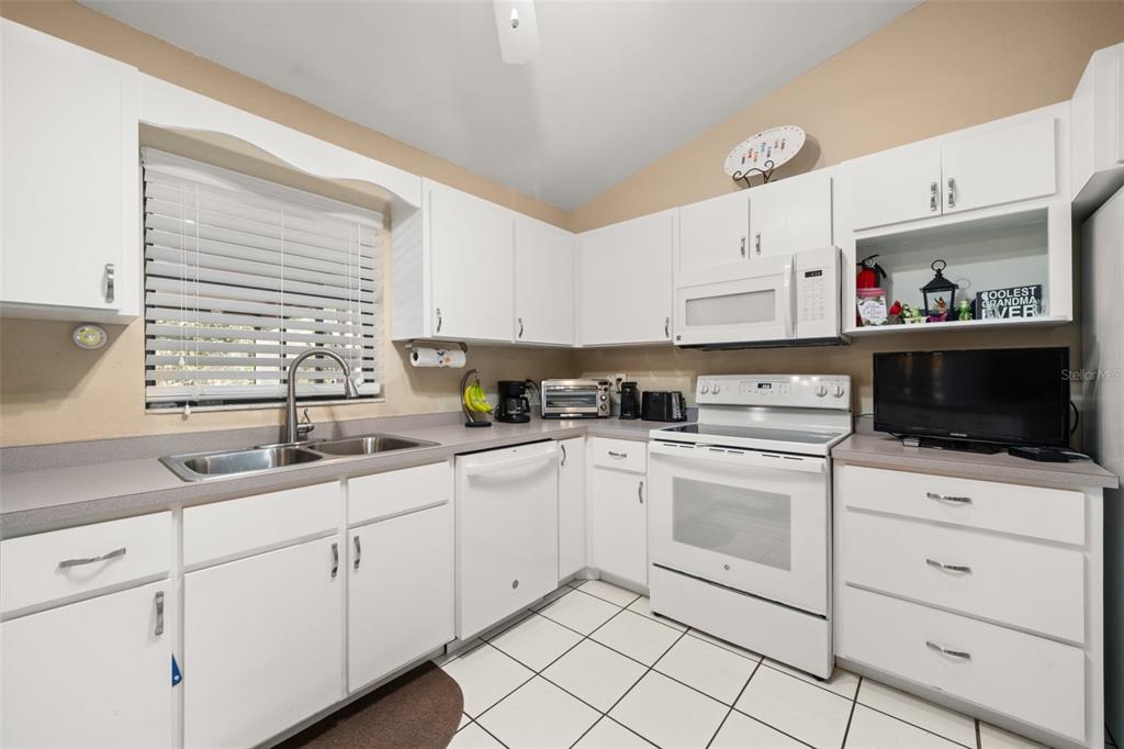 5740 Wolf Lake Road Sebring, FL 33875 - Photo 6 of 57