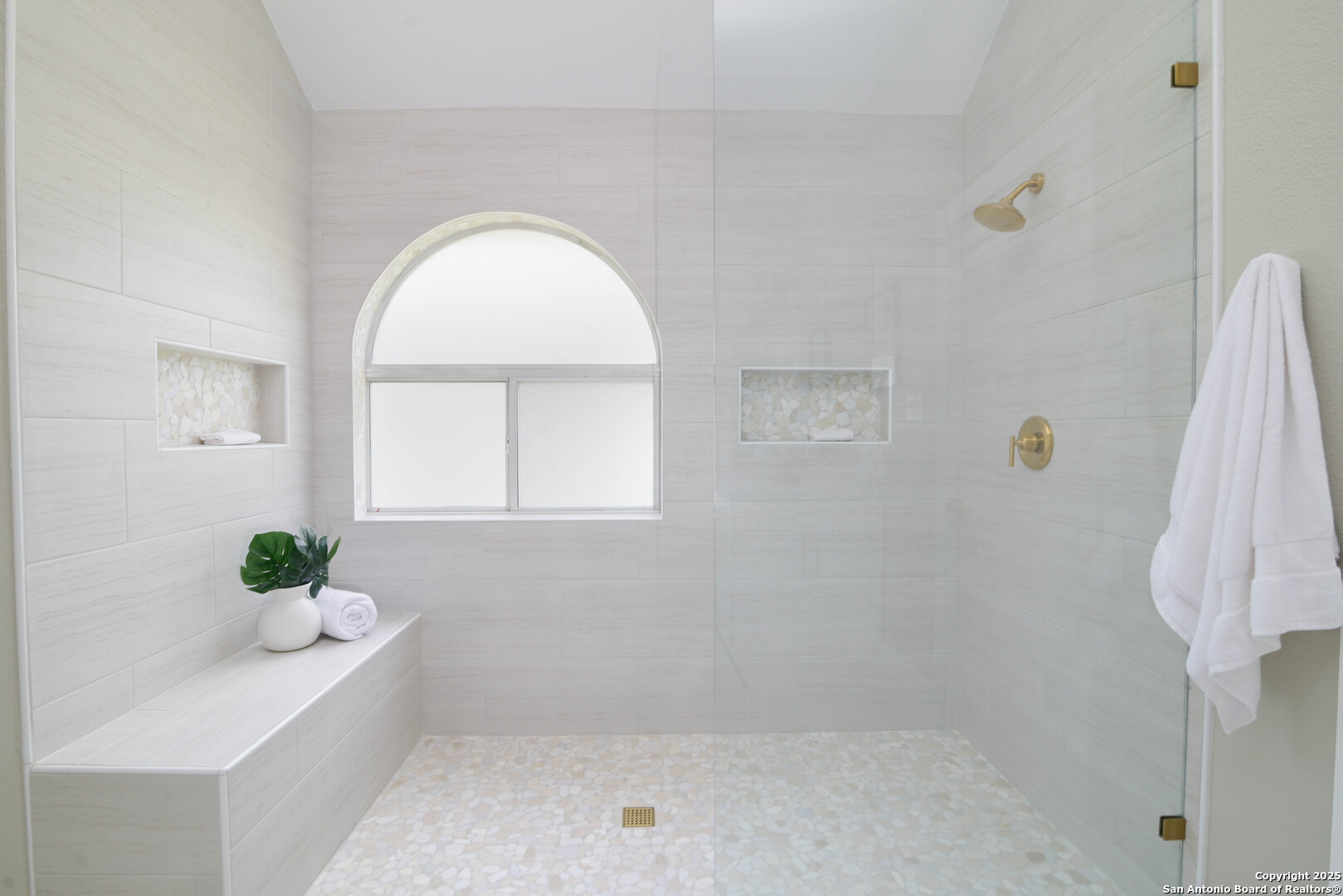 2155 North Ranch Estates Boulevard New Braunfels, TX 78130 - Photo 2 of 28 a bathroom with a tub sink and mirror