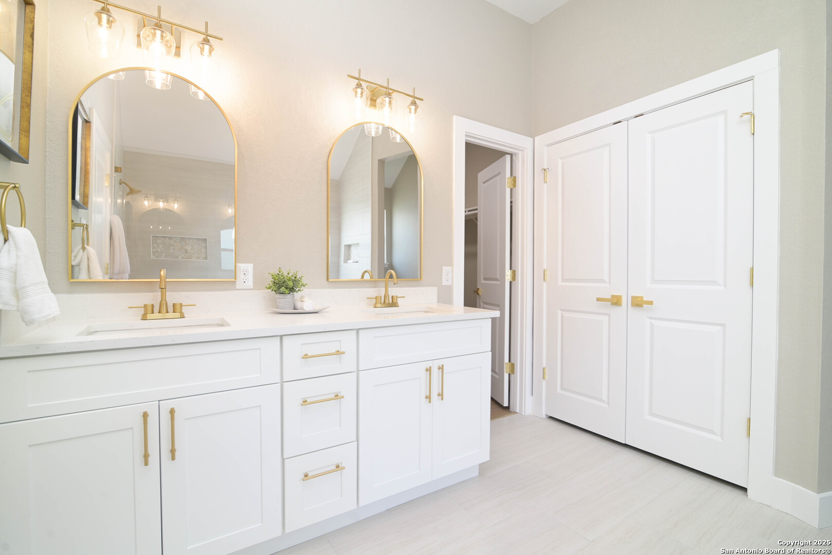 2155 North Ranch Estates Boulevard New Braunfels, TX 78130 - Photo 27 of 28 a bathroom with a double vanity sink and a mirror