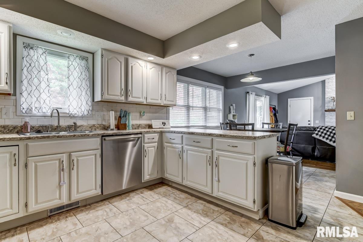 1509 Devonwood Springfield, IL 62704 - Photo 8 of 34 Gallery Image 8