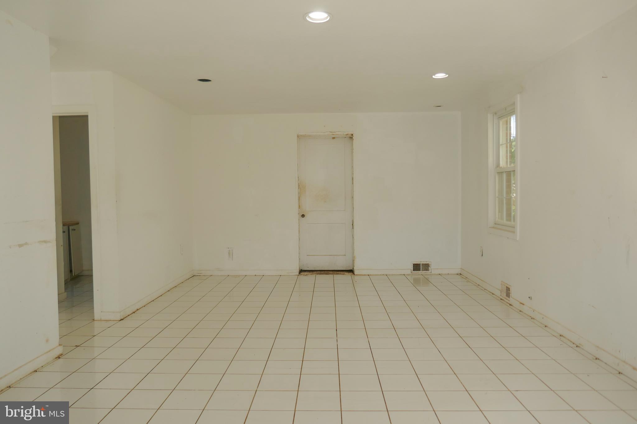 4204 Colonial Road Baltimore, MD 21208 - Photo 4 of 35