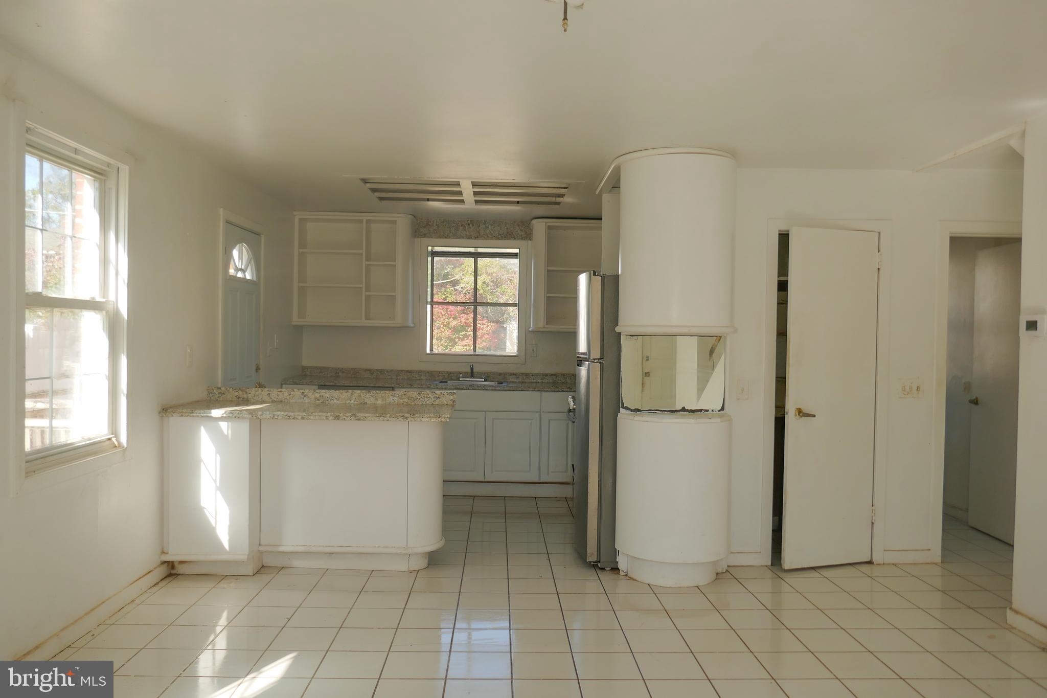 4204 Colonial Road Baltimore, MD 21208 - Photo 8 of 35