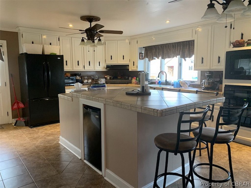 Nice, large center island in kitchen