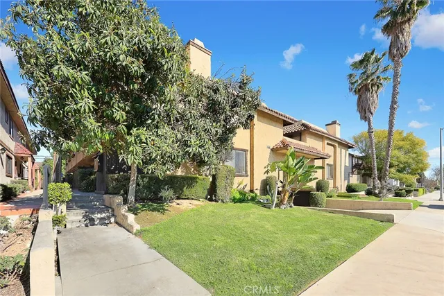 a view of backyard of the house