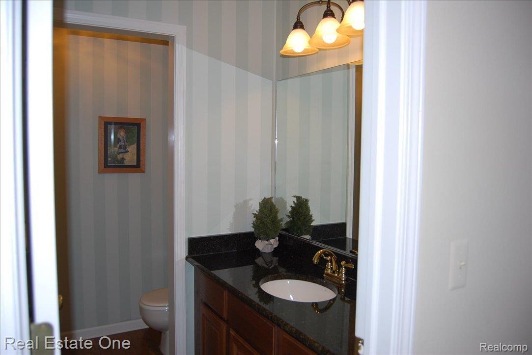 3619 Aynsley Drive Rochester, MI 48306 - Photo 9 of 21 Powder Room