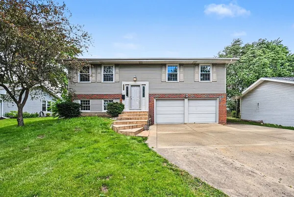 $549,900 | 1312 West Oakmont Road, Hoffman Estates, IL 60169