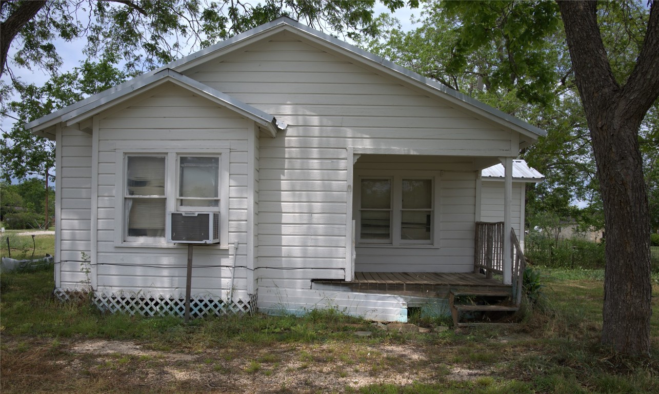 105 Lockhart St