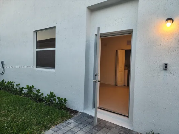 $2,000 | 12729 Southwest 211 Street, Unit 1, Miami, FL 33189
