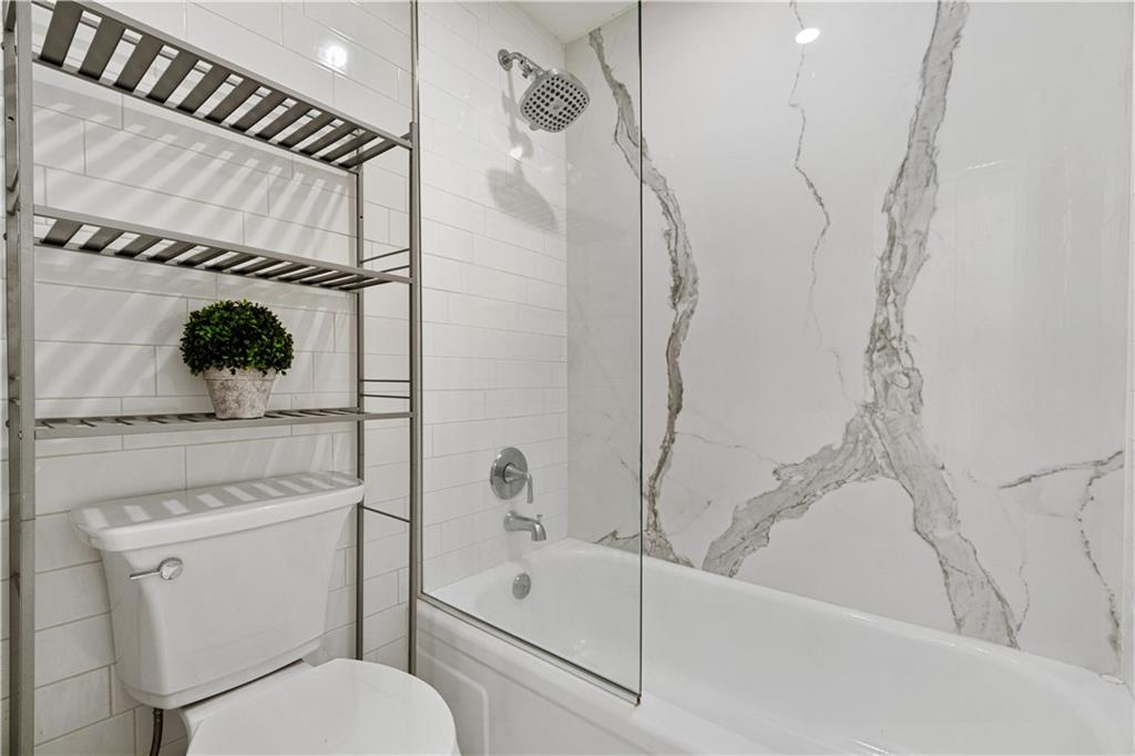 5825 Fifth Avenue, Unit 313 Pittsburgh, PA 15232 - Photo 20 of 24 a bathroom with a toilet and a bathtub