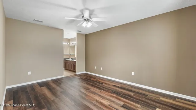 a view of a livingroom with kitchen and kitchen view