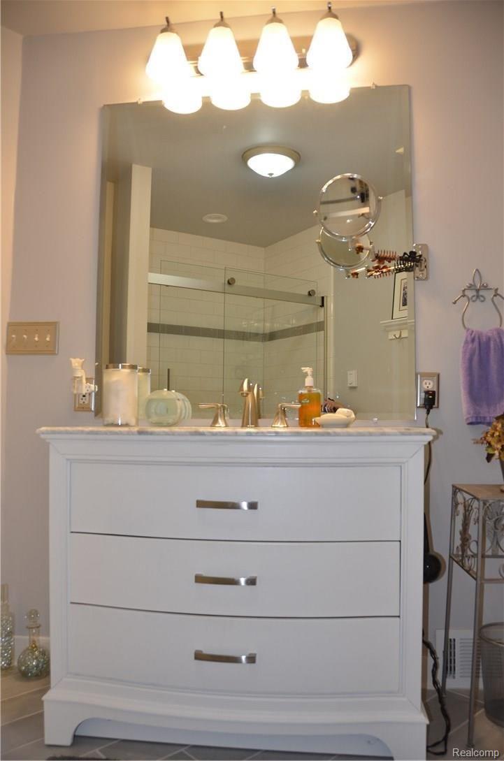 8945 Lake Road Grosse Ile, MI 48138 - Photo 27 of 36 DSC_3413.JPG
