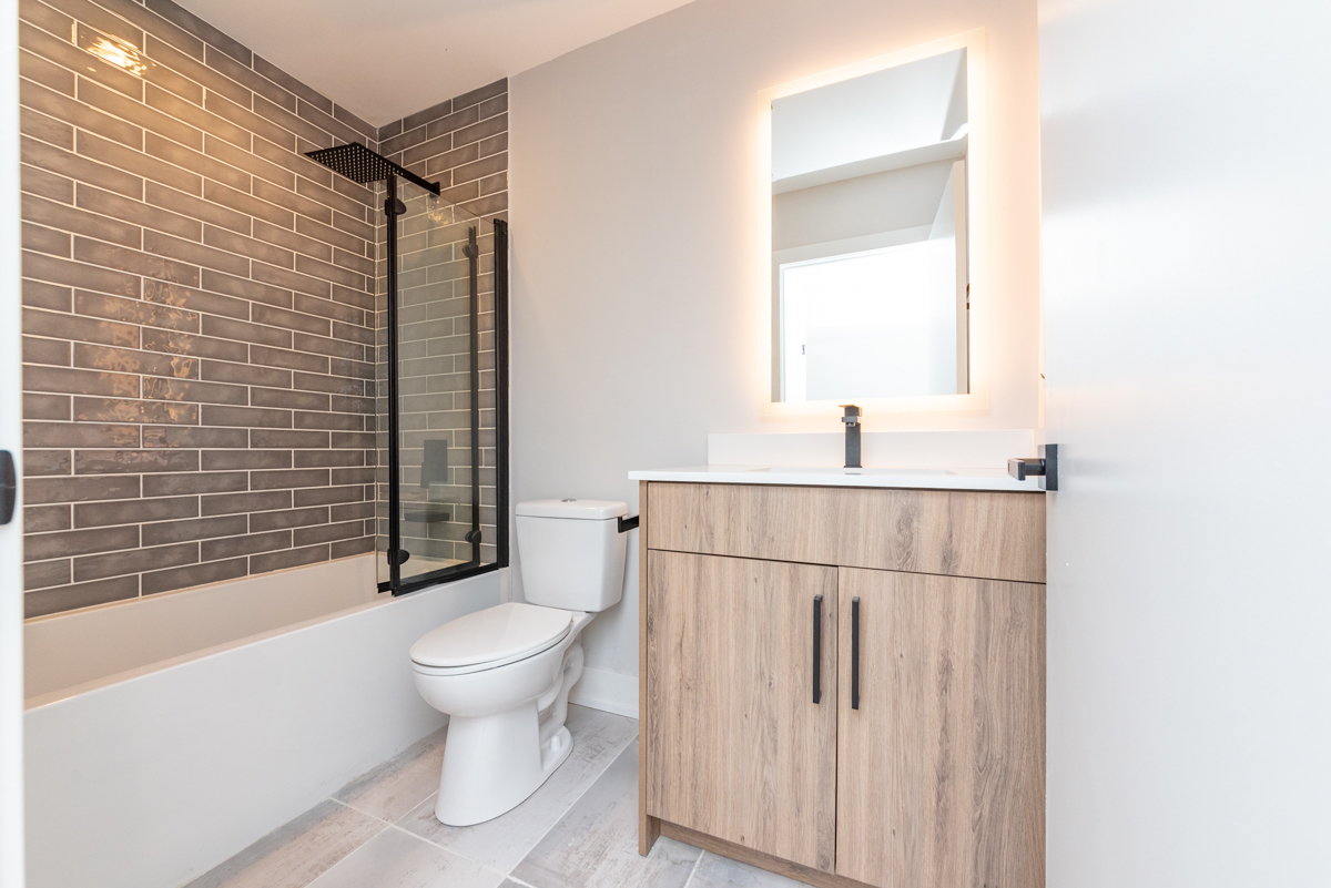 1907 South Racine Avenue, Unit 4F Chicago, IL 60608 - Photo 16 of 18 a bathroom with a bathtub and a toilet