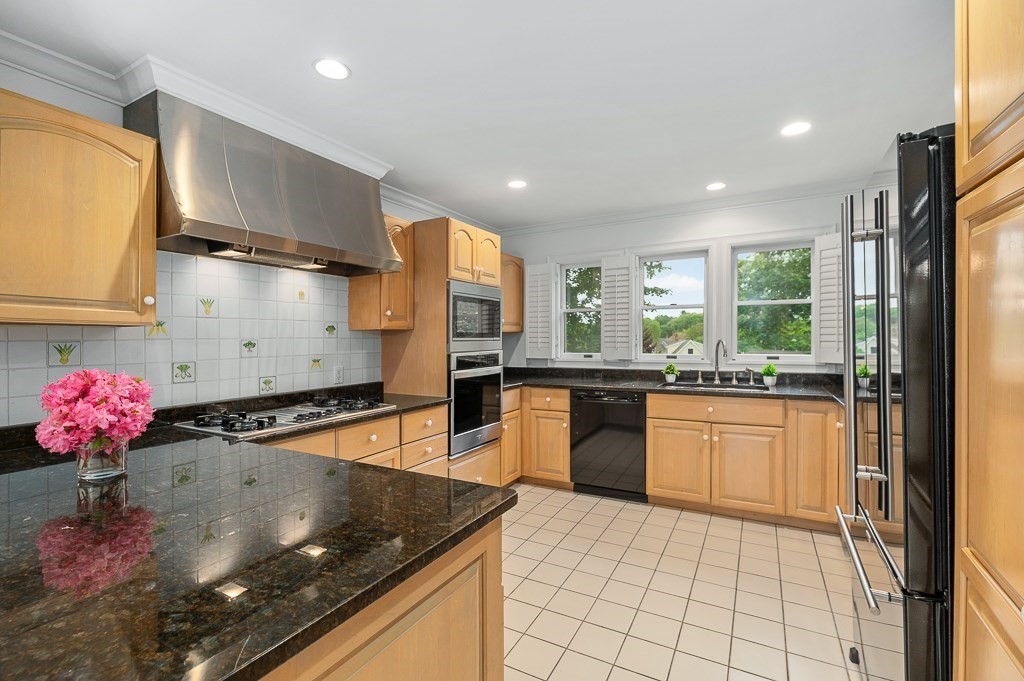 21 Pine Street, Unit 5 Manchester, MA 01944 - Photo 10 of 32