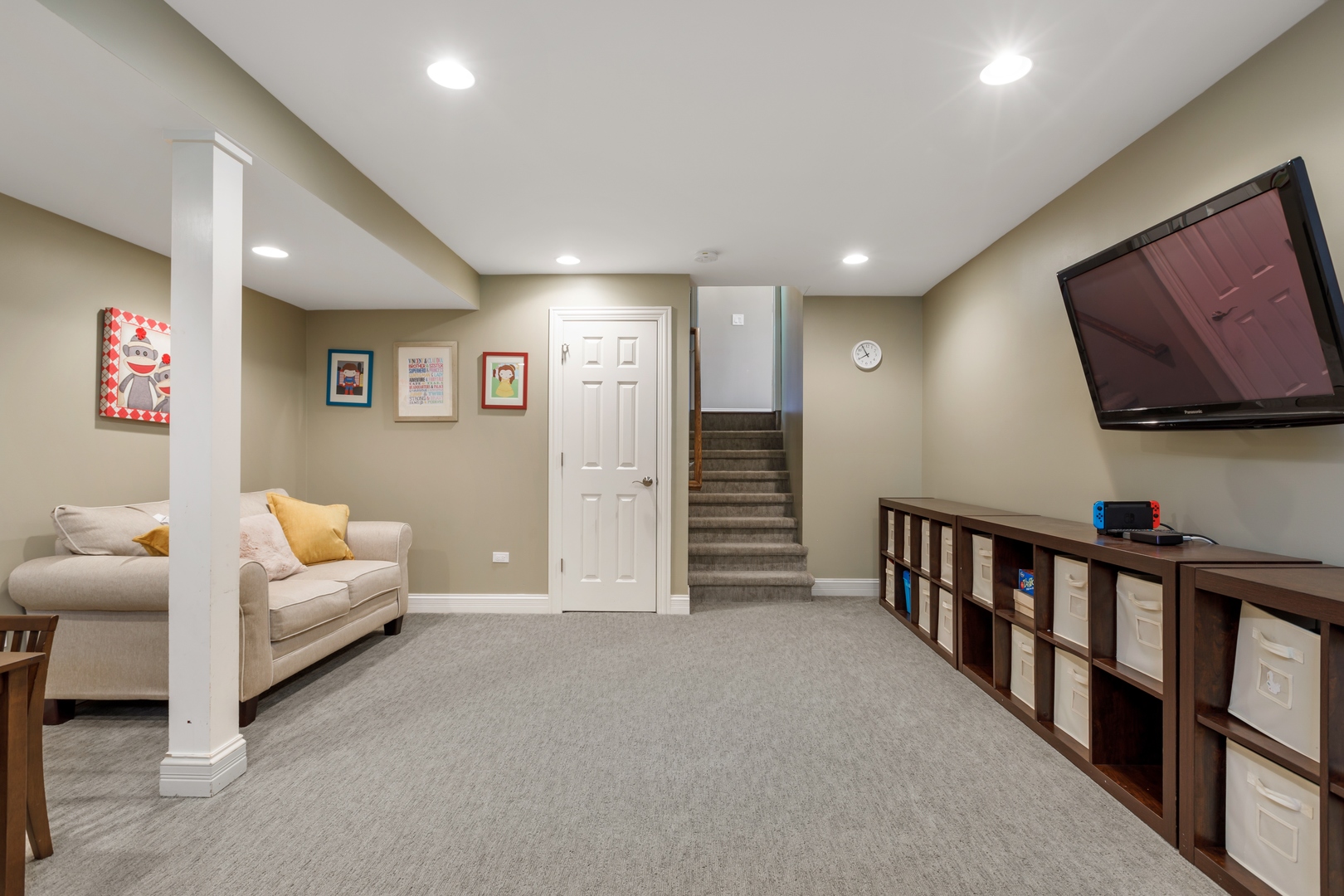 800 Sterling Road Inverness, IL 60067 - Photo 39 of 43 a living room with furniture