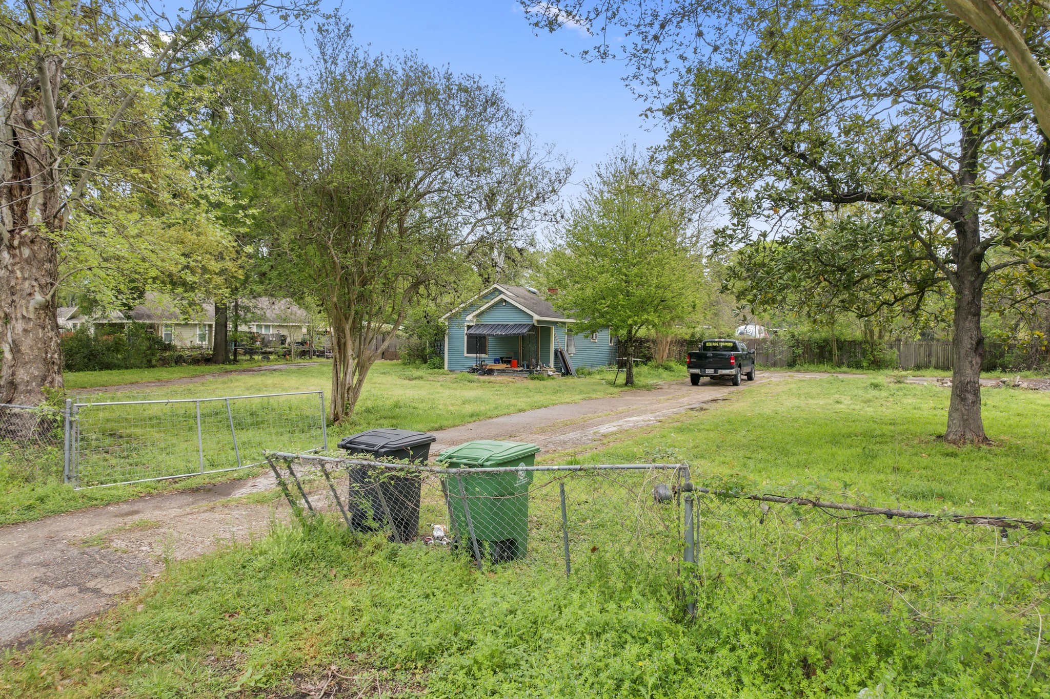 6302 Tuskegee Street Houston, TX 77091 - Photo 26 of 27 a view of backyard with table and chairs