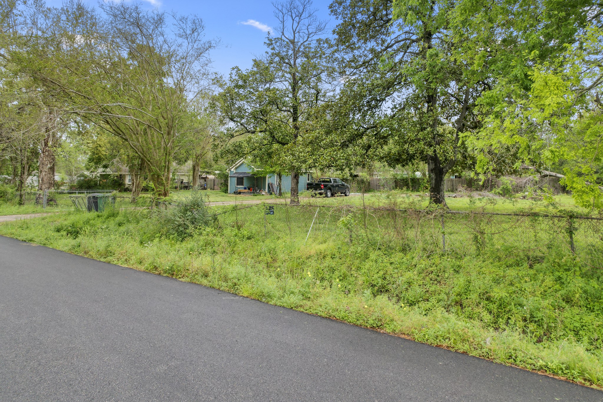 6302 Tuskegee Street Houston, TX 77091 - Photo 27 of 27 a view of a garden with a tree
