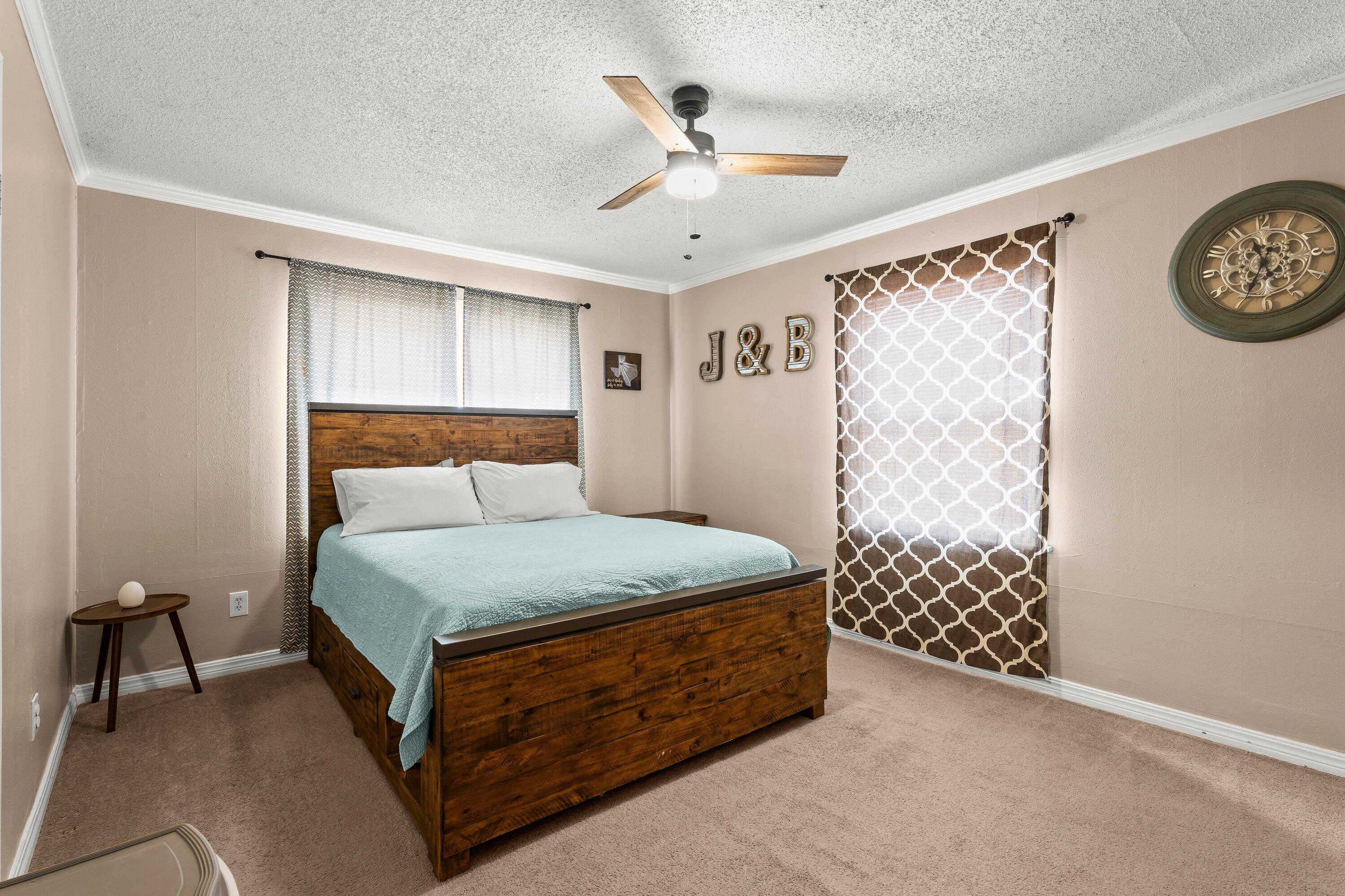 505 East 15th Street Littlefield, TX 79339 - Photo 16 of 22 a bedroom with a bed and a table in it