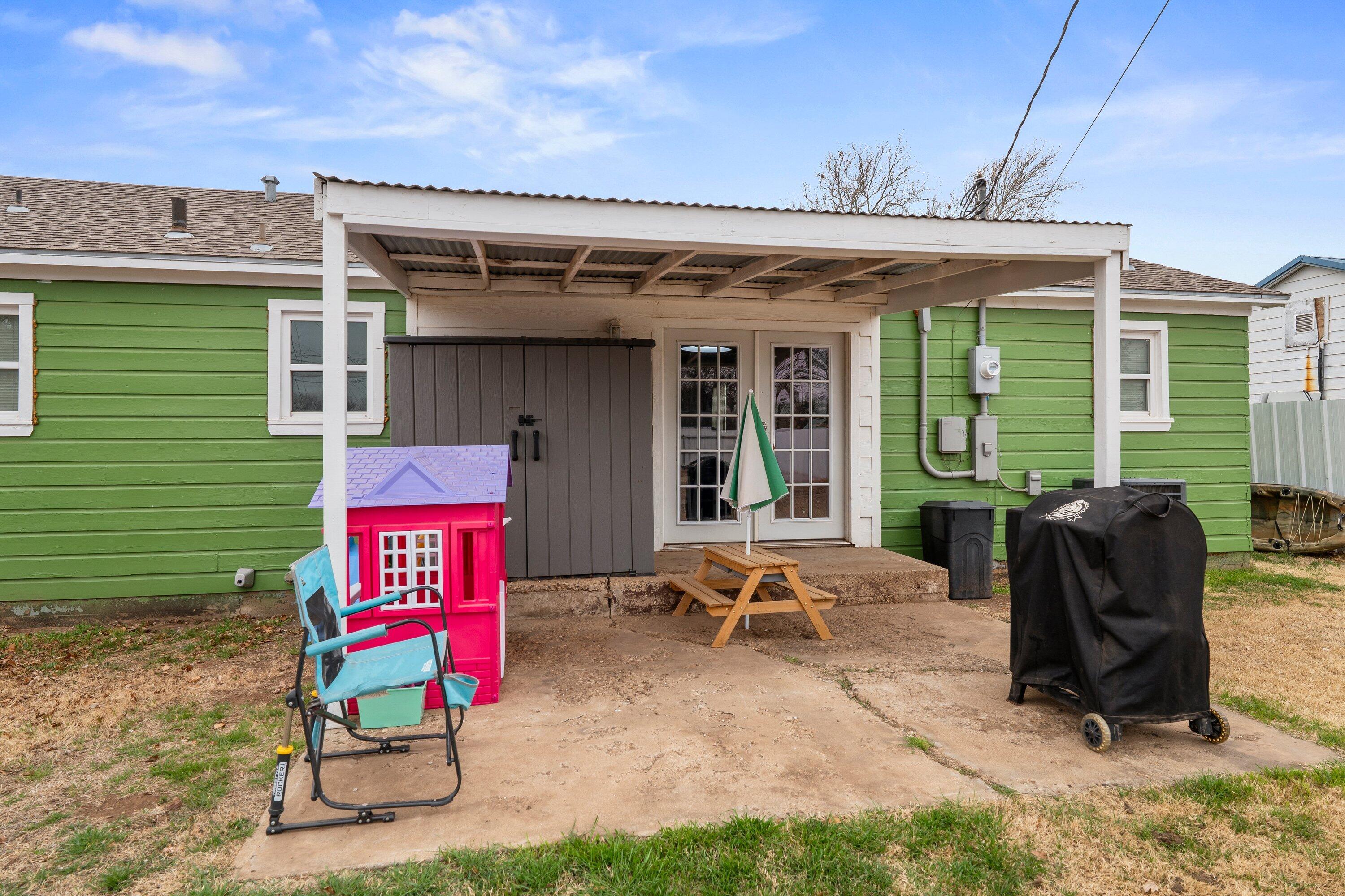 505 East 15th Street Littlefield, TX 79339 - Photo 20 of 22 a patio with table and chairs