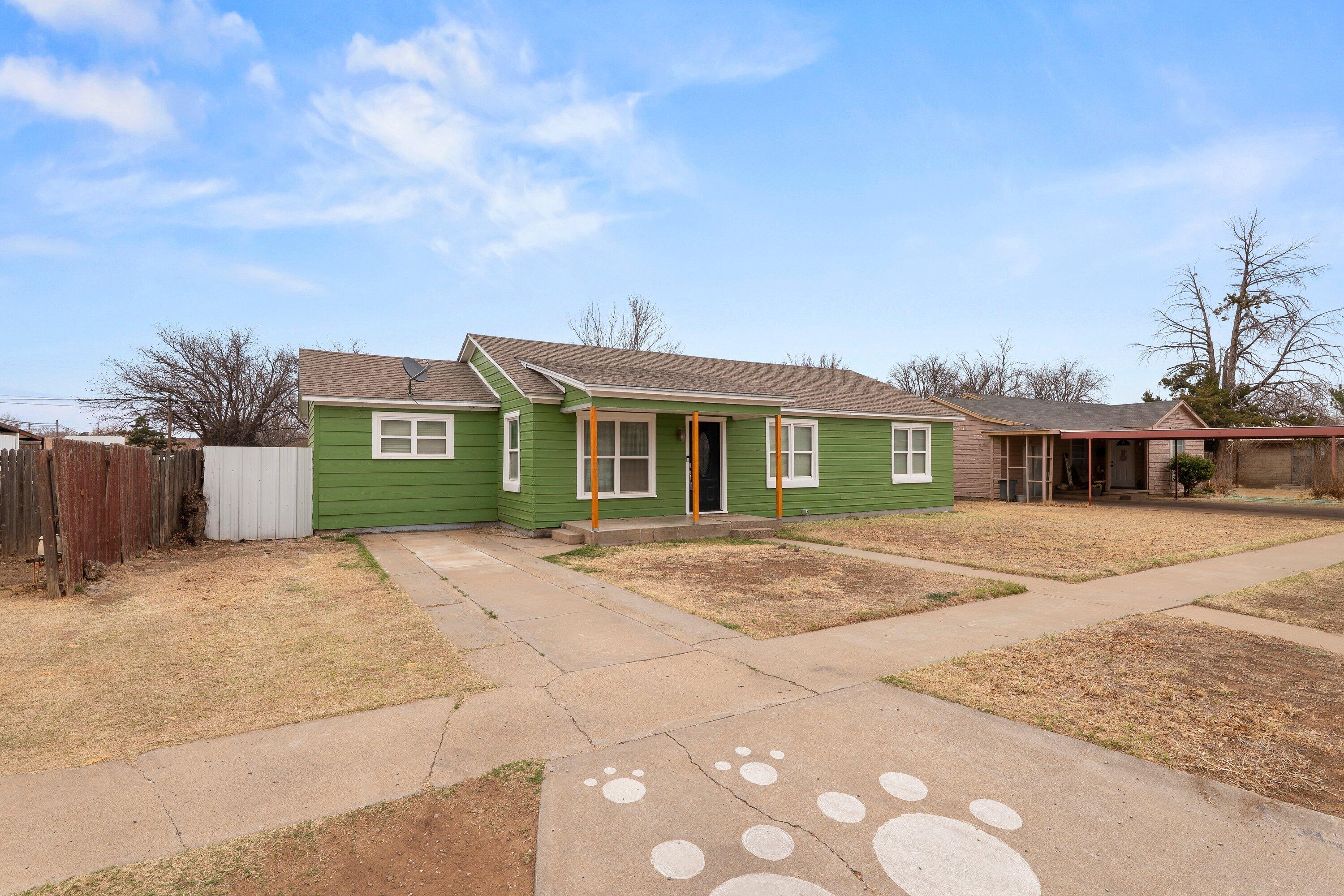505 East 15th Street Littlefield, TX 79339 - Photo 2 of 22 a front view of a house with a garden