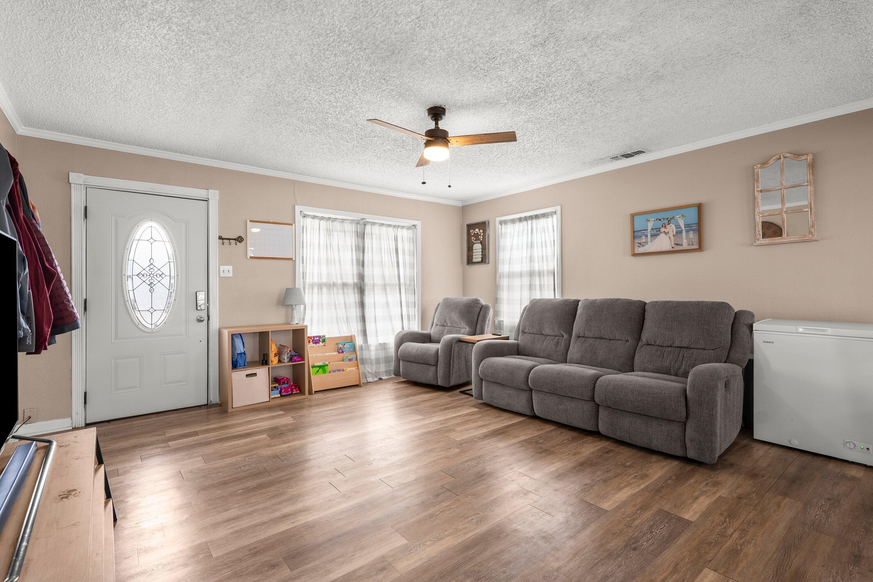 505 East 15th Street Littlefield, TX 79339 - Photo 7 of 22 a living room with furniture and a window