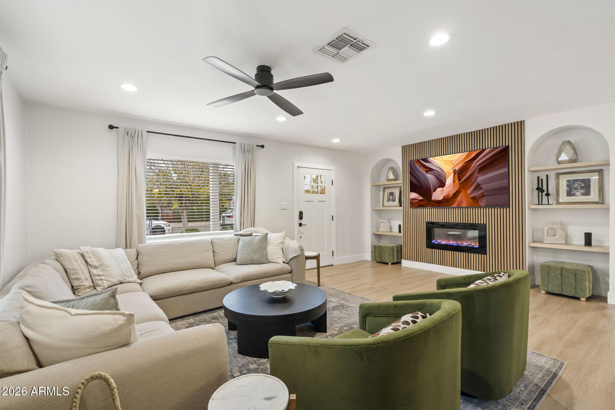 3515 East Piccadilly Road Phoenix, AZ 85018 - Photo 3 of 21 Living Room