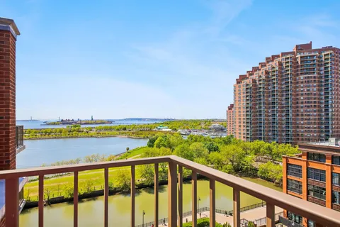 $1,250,000 | 1 Greene Street, Unit PH808, Jersey City, NJ 07302