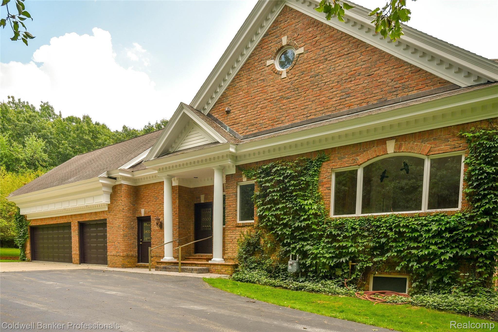 9250 Fox Hollow Road Clarkston, MI 48348 - Photo 5 of 42 Side Entrance and 3 Car Garage.jpg