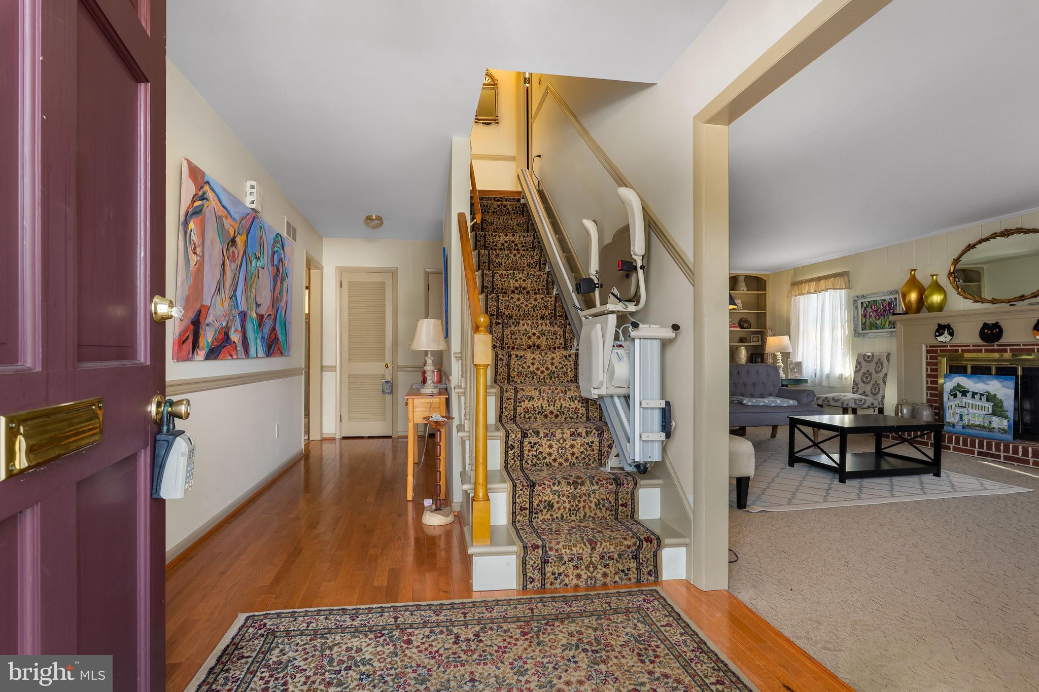 Hardwood foyer. (Stair lift can go)
