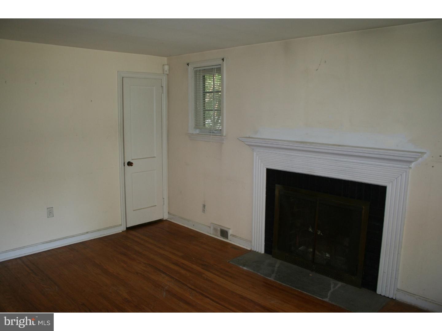40 Barren Road Newtown Square, PA 19073 - Photo 3 of 21 Living Room
