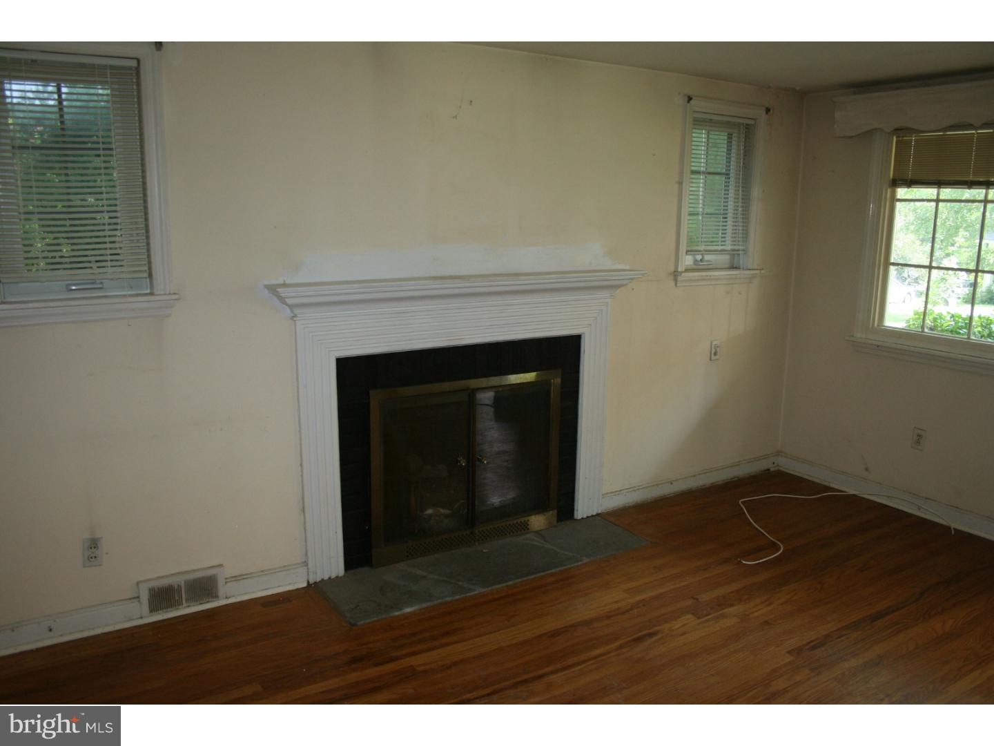 40 Barren Road Newtown Square, PA 19073 - Photo 4 of 21 Living Room
