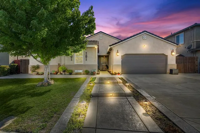 a view of backyard of the house