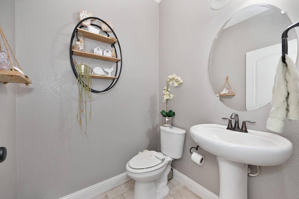 806 Mono Street Manteca, CA 95337 - Photo 25 of 38 a bathroom with a toilet sink and mirror