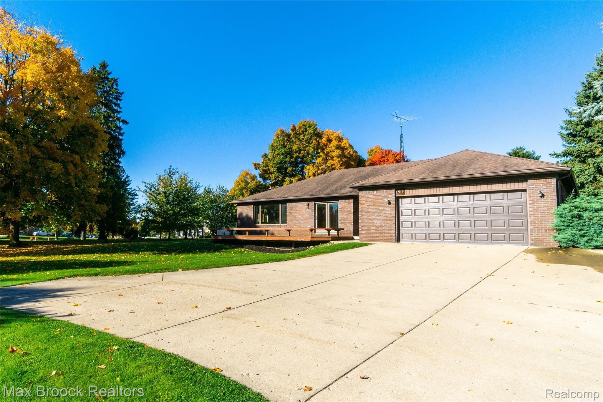 919 Spring Street Howell, MI 48843 - Photo 2 of 43 Exteriors (3 of 8).jpg