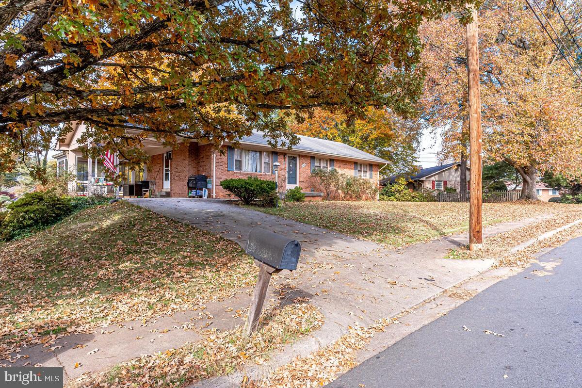 8902 Stonewall Road Manassas, VA 20110 - Photo 2 of 27 Gallery Image 2