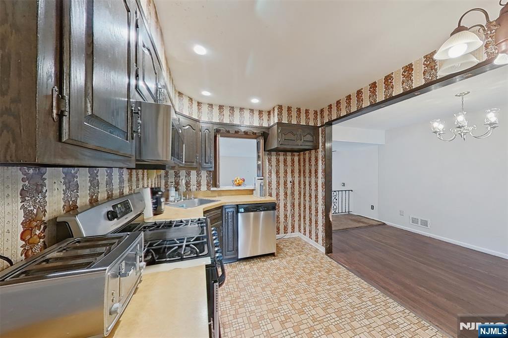747 Brookside Road Rahway, NJ 07065 - Photo 26 of 40