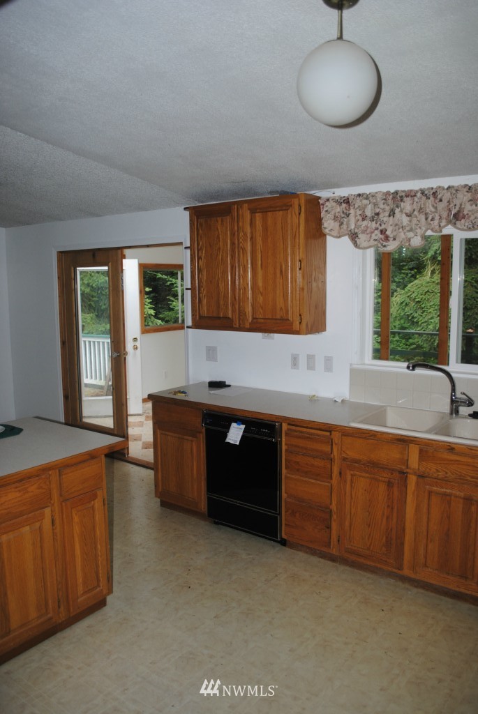 7709 236th Street Southwest Edmonds, WA 98026 - Photo 4 of 15