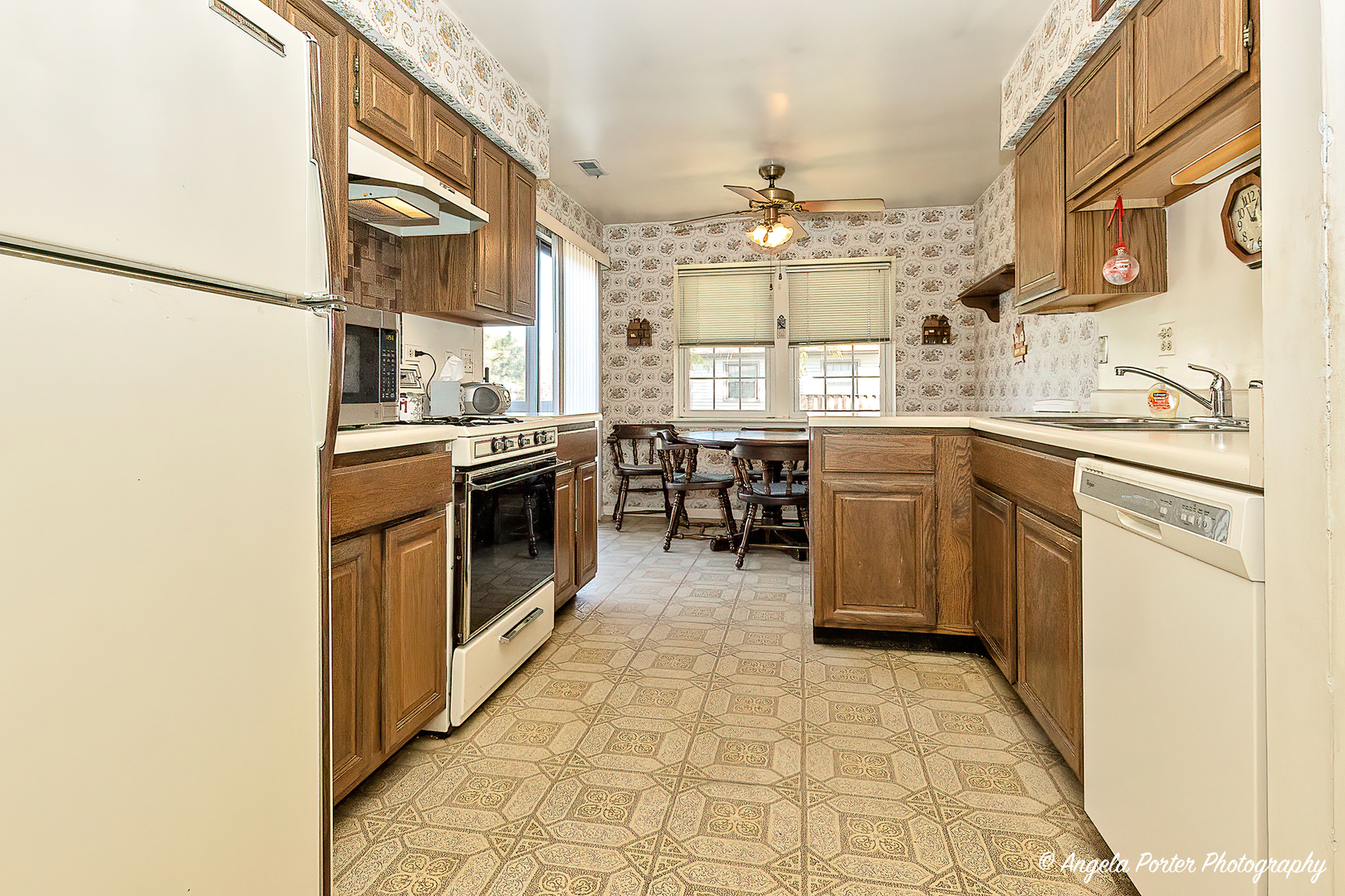 763 Weidner Road, Unit 8D2 Buffalo Grove, IL 60089 - Photo 5 of 22 a kitchen with stainless steel appliances granite countertop a sink and cabinets