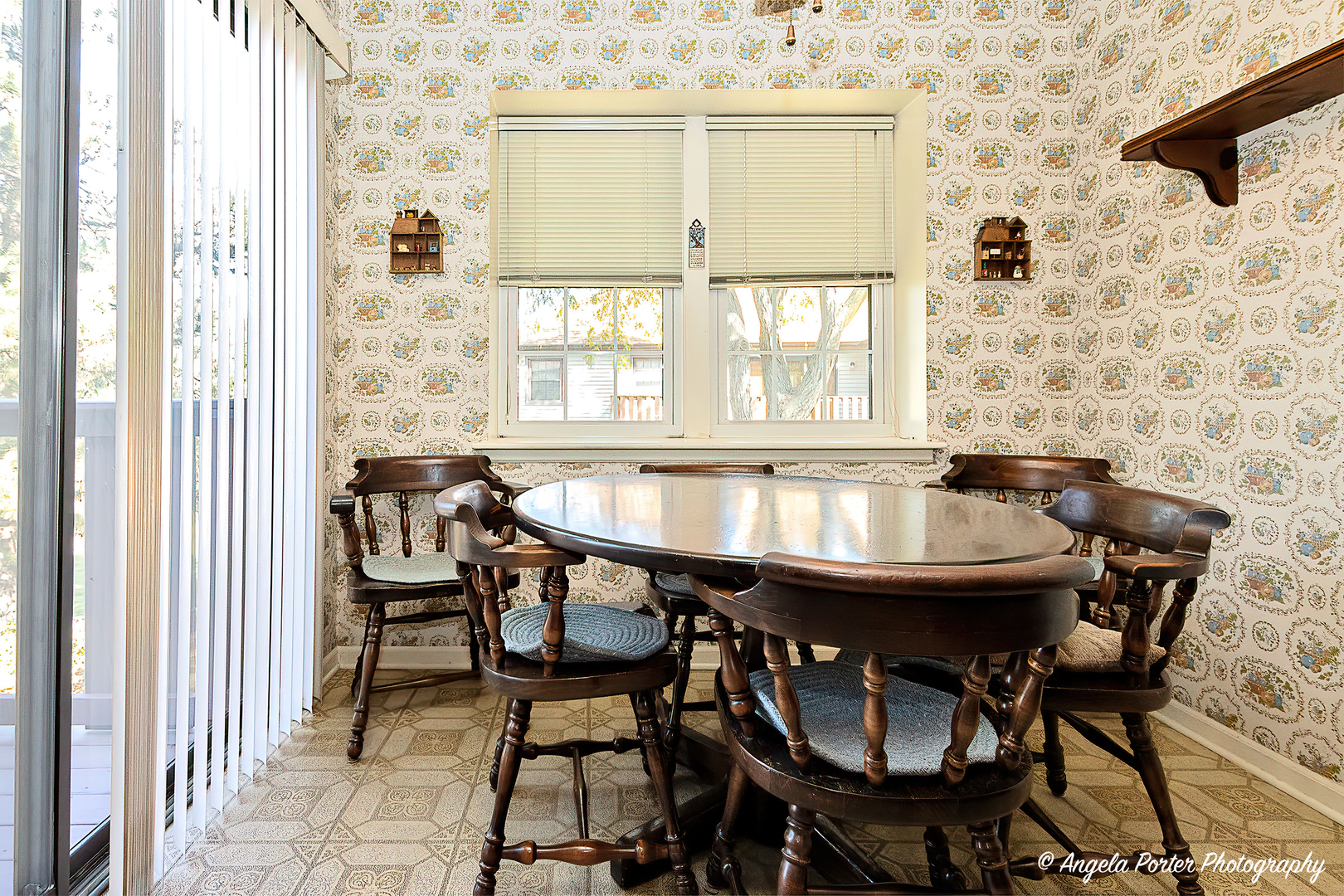 763 Weidner Road, Unit 8D2 Buffalo Grove, IL 60089 - Photo 7 of 22 a dining room with furniture and window