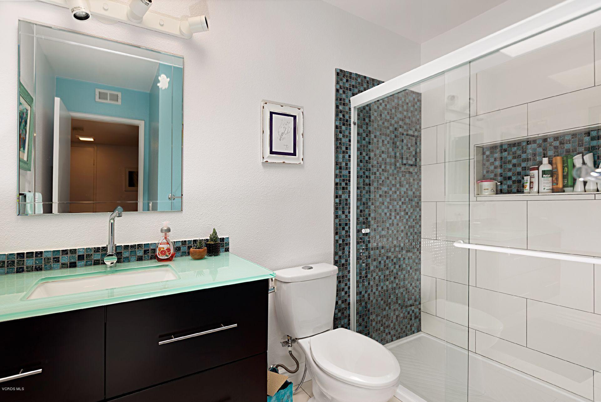 595 Racquet Club Lane Thousand Oaks, CA 91360 - Photo 15 of 23 Bathroom 2