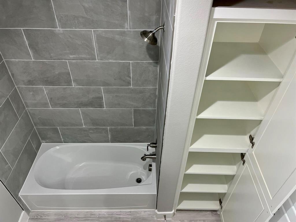 605 North Friendship Road Sherman, TX 75092 - Photo 7 of 17 a bathroom with bathtub