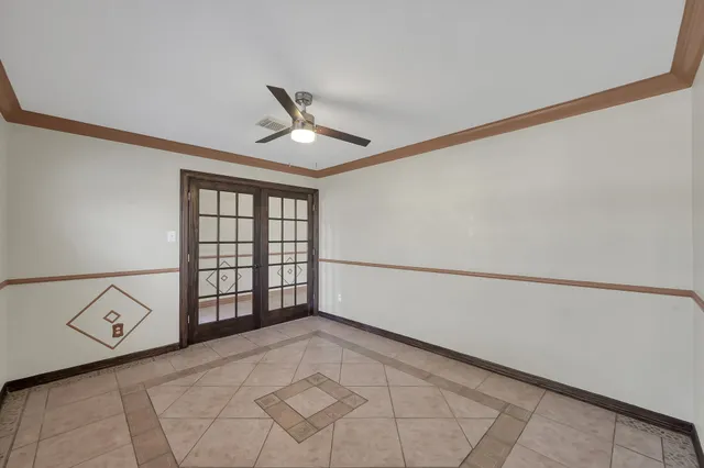 a view of a livingroom with an empty space and a ceiling fan