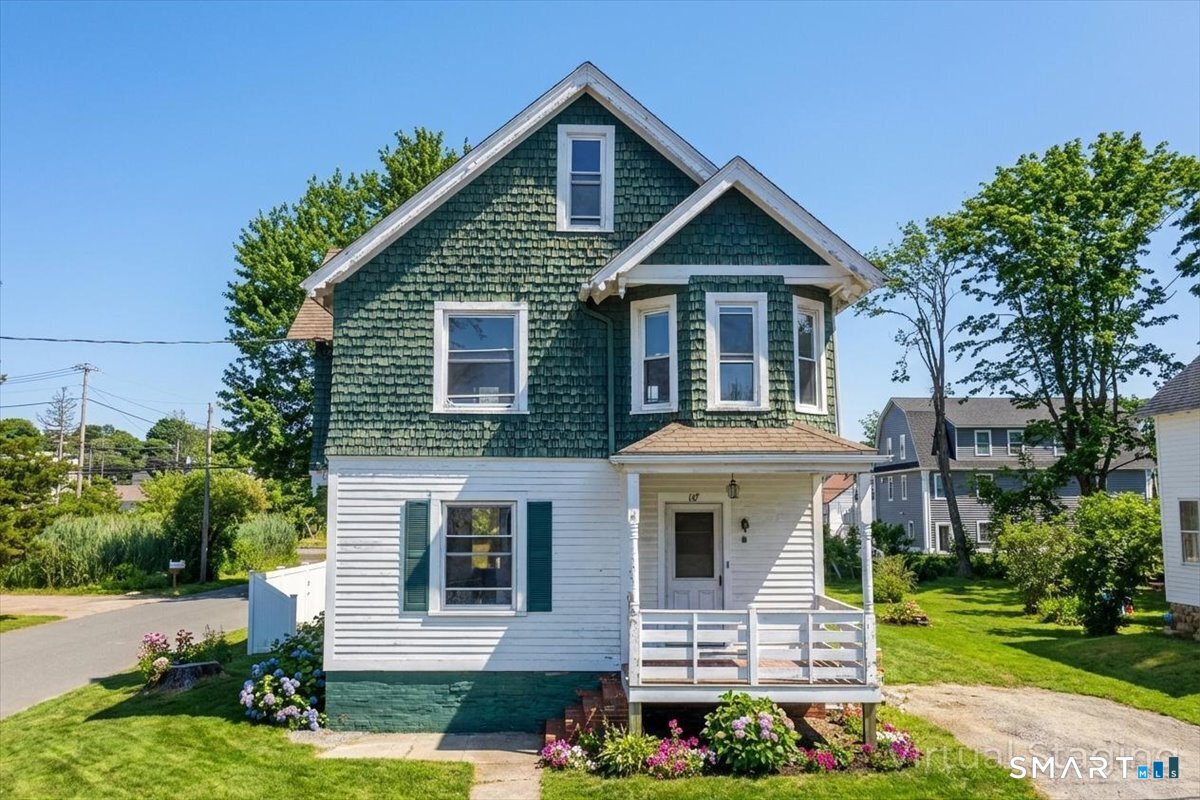 a view of a house with yard and plants