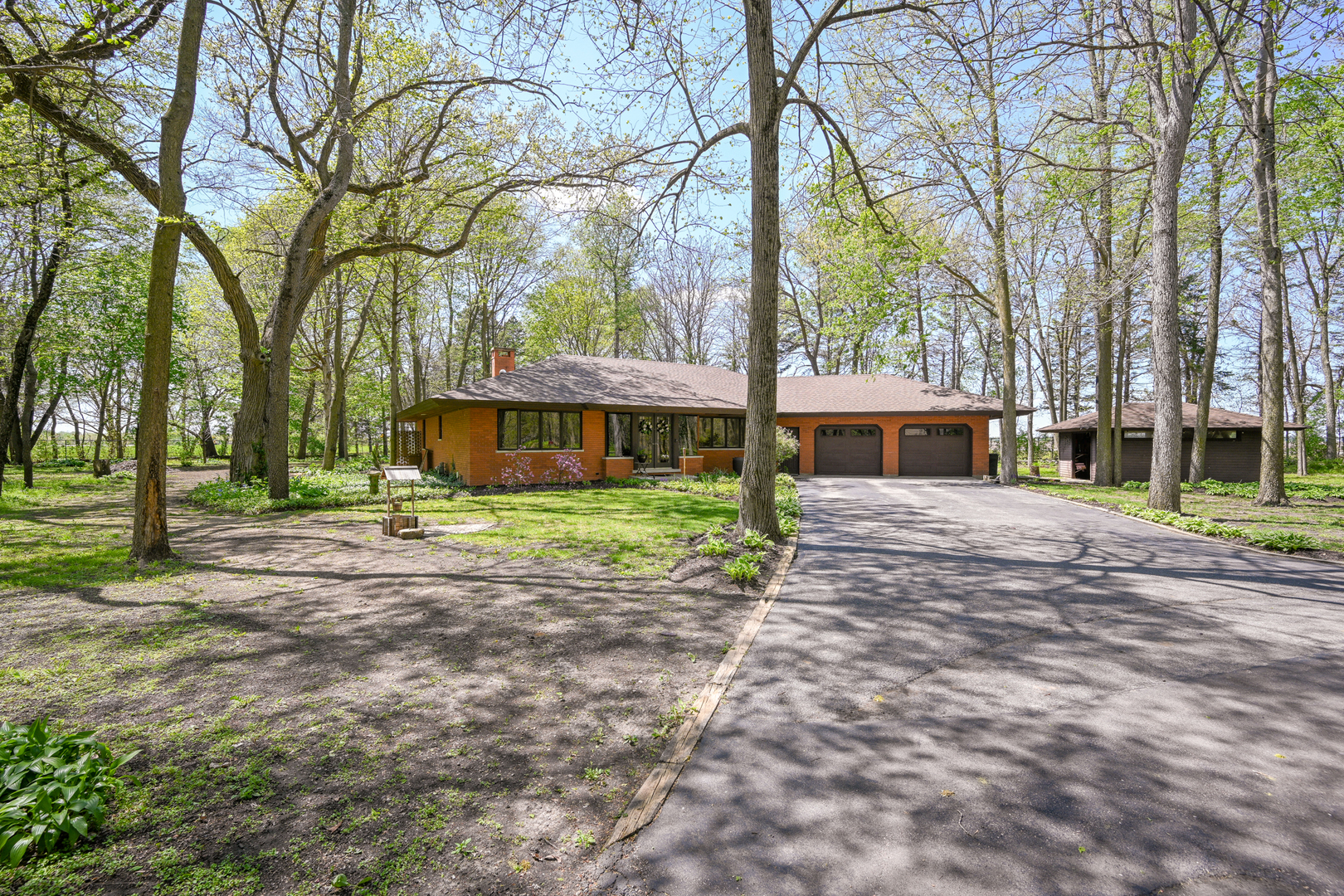 2588 # J Rock Creek Road Plano, IL 60545 - Photo 4 of 39 a front view of a house with garden