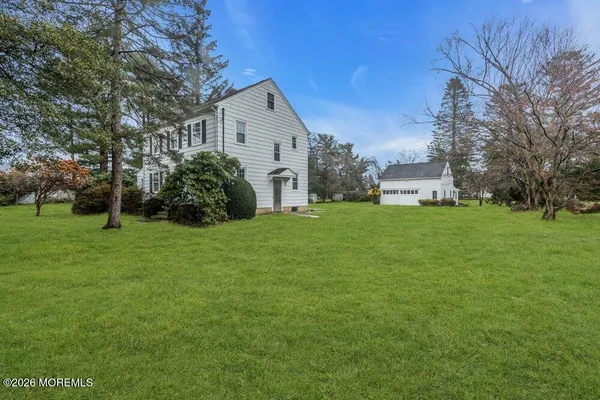 a view of a house with backyard and garden