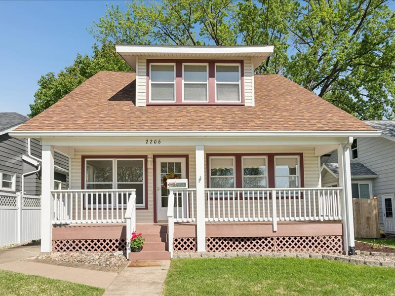 2206 6th Street Moline, IL 61265 - Photo 1 of 36