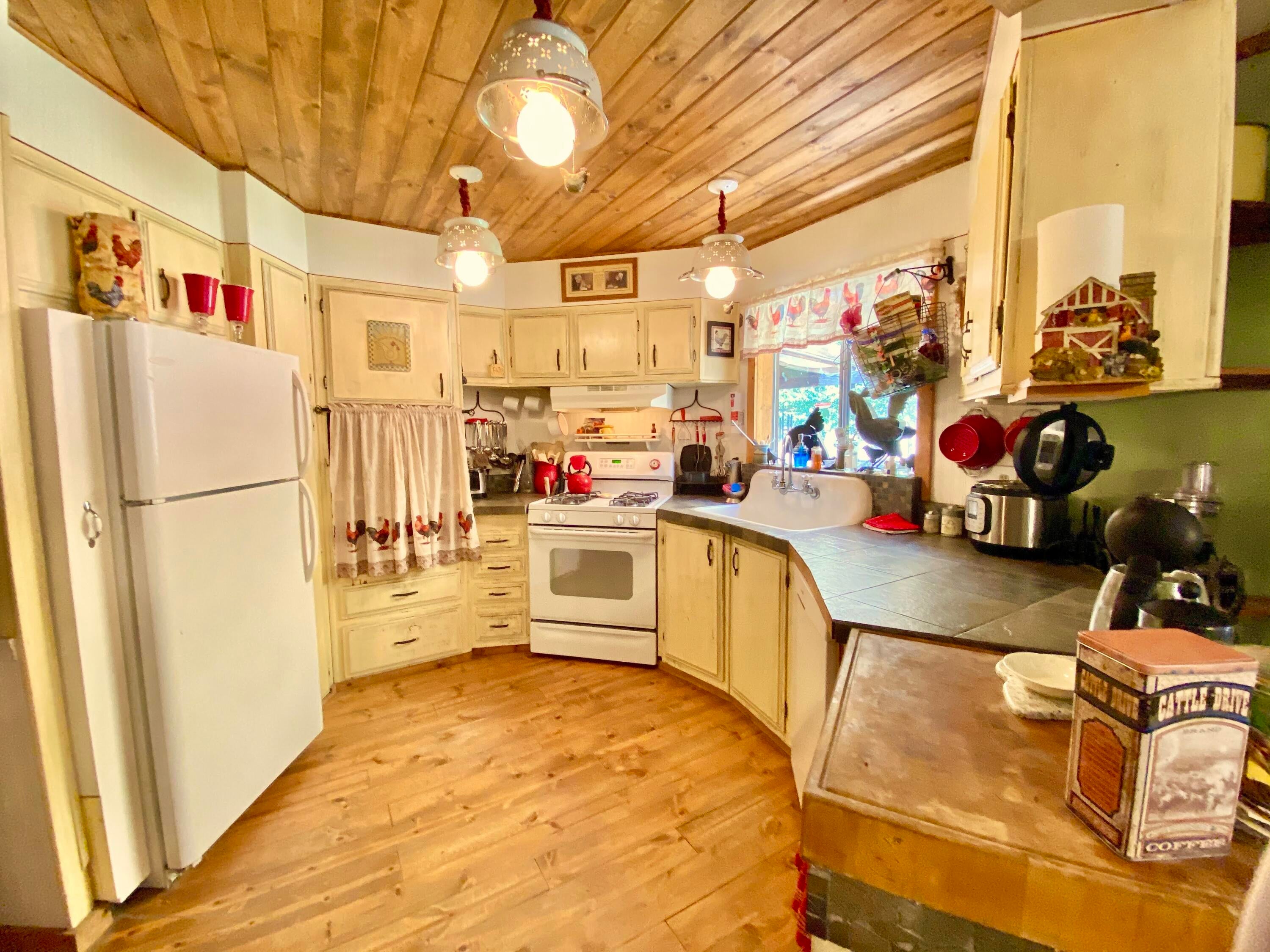 149252 Jerry Road La Pine, OR 97739 - Photo 16 of 51 Kitchen