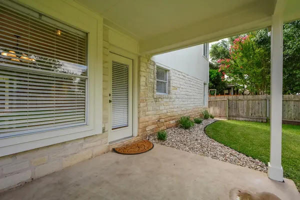 a view of a house with backyard and garden