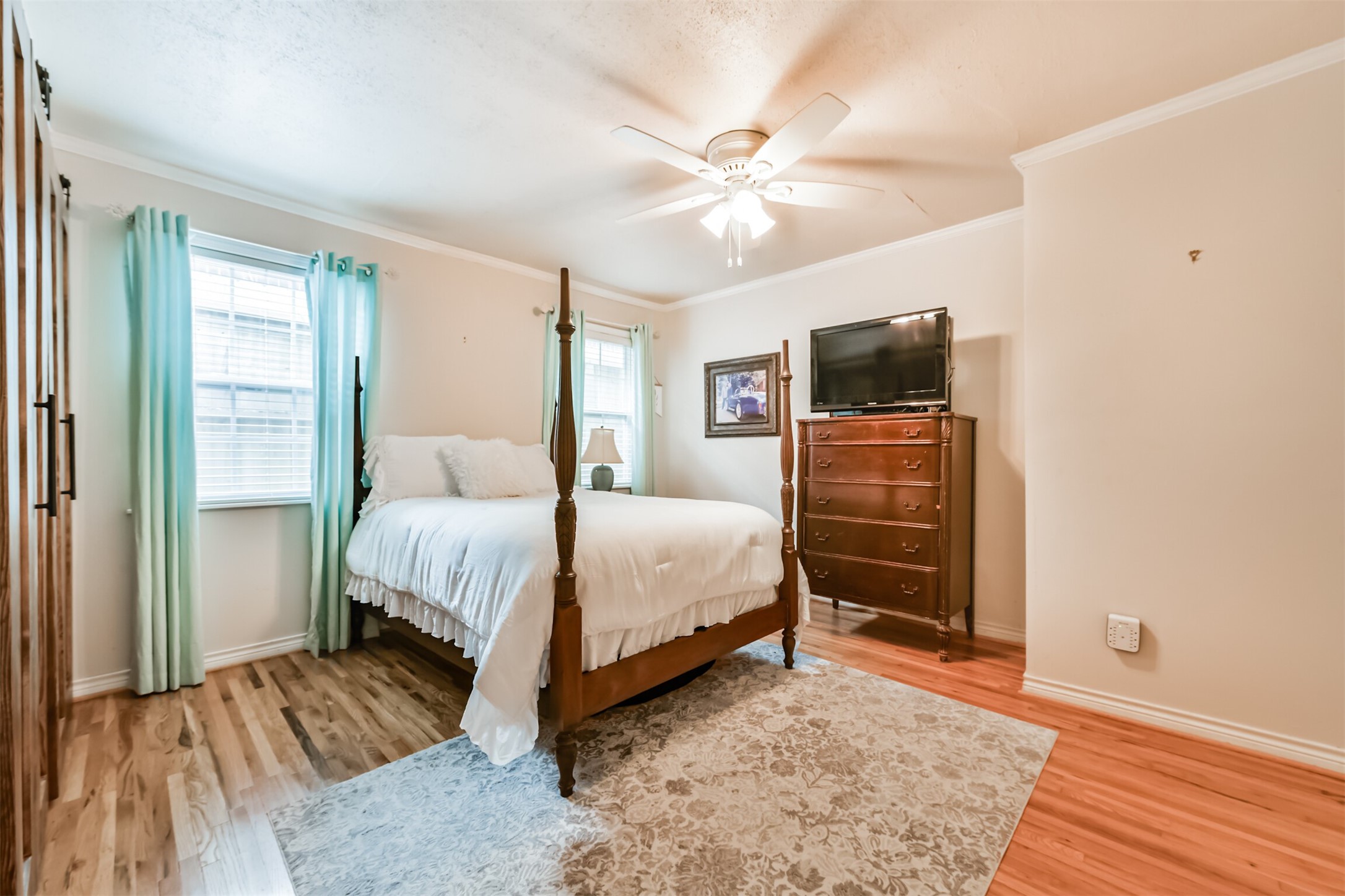 2511 Watts Street Houston, TX 77030 - Photo 23 of 34 One of the generous sized secondary bedrooms.
